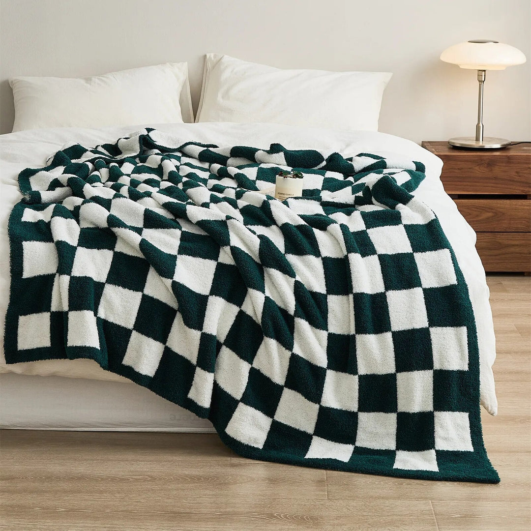 Plaid moelleux à motif carreaux, parfait pour décorer le canapé et offrir du confort à la maison.