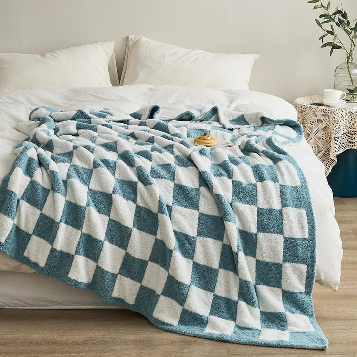Plaid chaud à carreaux, une touche de couleur et de confort pour votre chambre ou salon élégant.