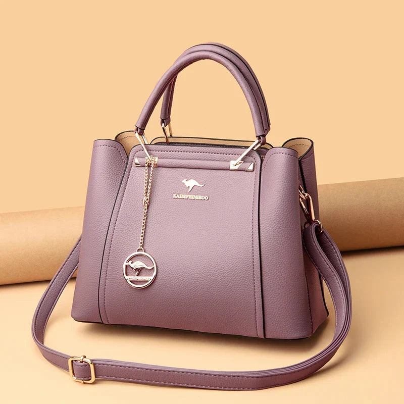 Sac bandoulière femme en cuir violet élégant, parfait pour un look chic et moderne au quotidien.