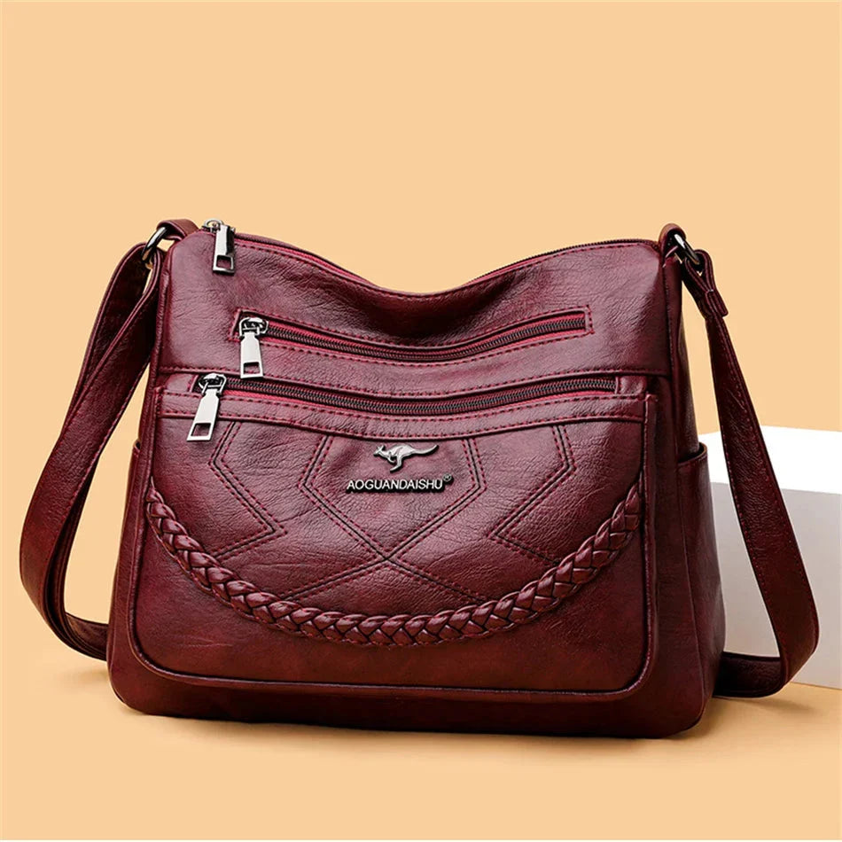 Élégant sac bandoulière souple en cuir pour femme, confort et luxe au quotidien, accessoire chic mode.