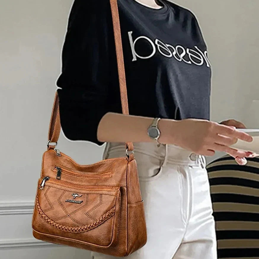 Sac bandoulière de luxe pour femme, en cuir souple avec un design élégant, un accessoire mode raffiné.