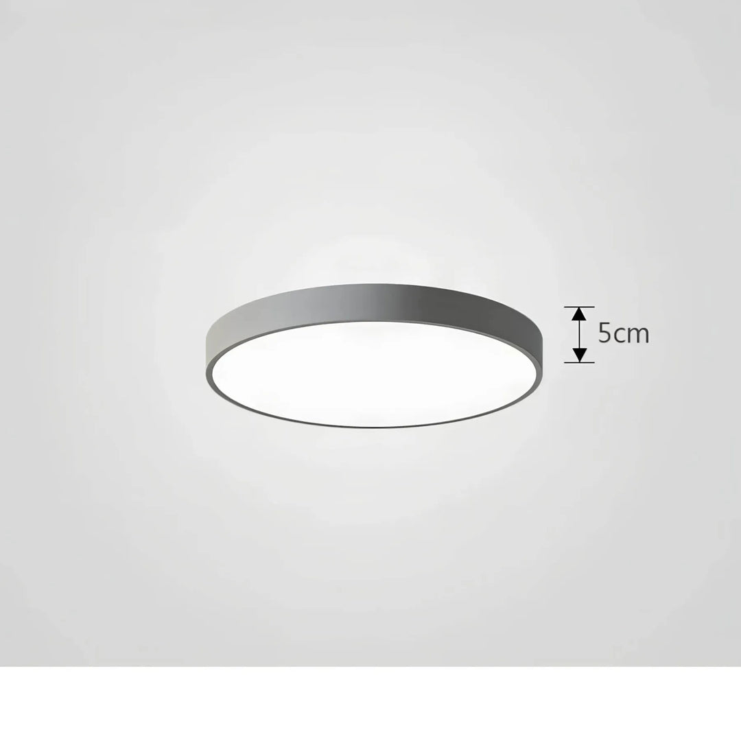 Plafonnier LED moderne à fini brillant, luminaire design et efficace pour un intérieur lumineux.