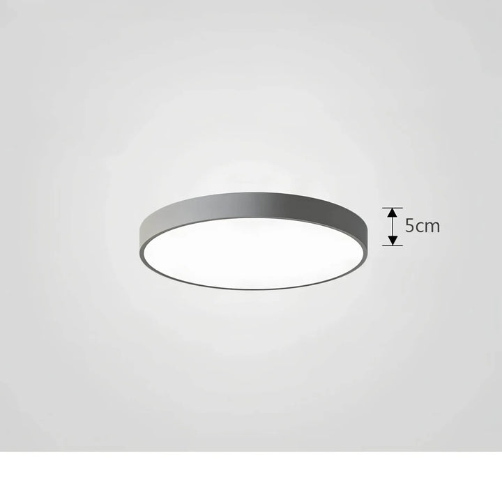 Plafonnier LED moderne à fini brillant, luminaire design et efficace pour un intérieur lumineux.