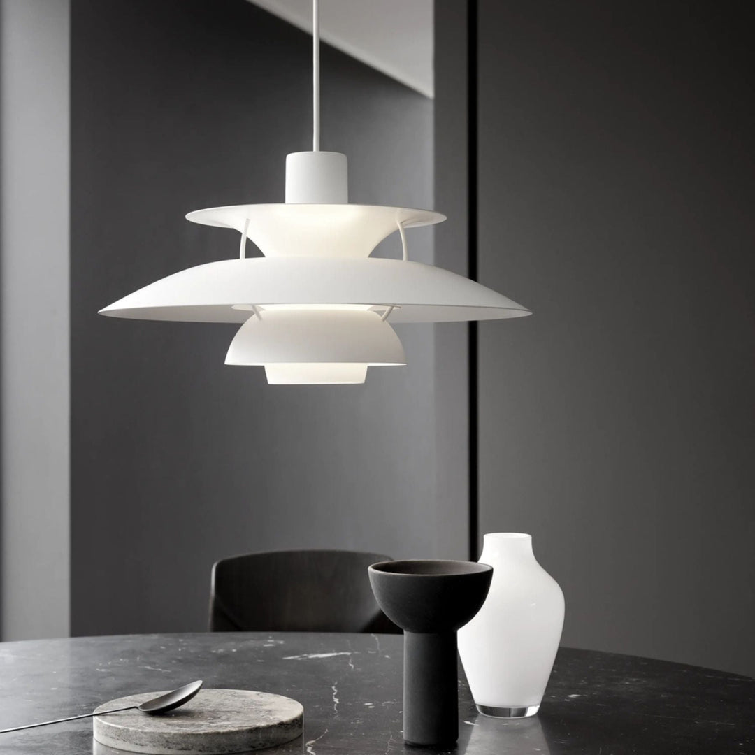 Lustre plafonnier LED design moderne, apportant élégance et lumière glamour à tout intérieur.
