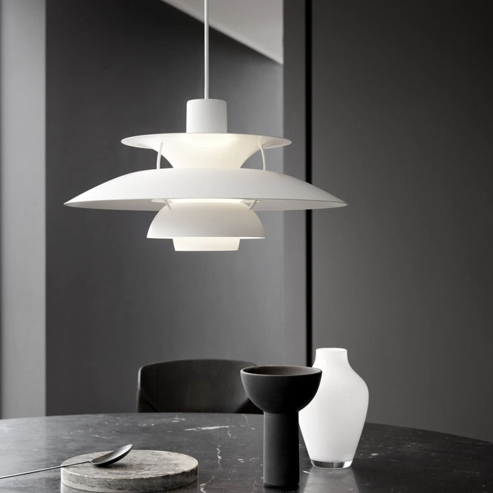 Lustre plafonnier LED design moderne, apportant élégance et lumière glamour à tout intérieur.