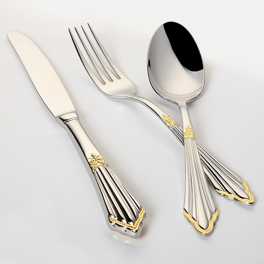 Couverts dorés en acier inoxydable au design moderne. Idéal pour un set de table de luxe.