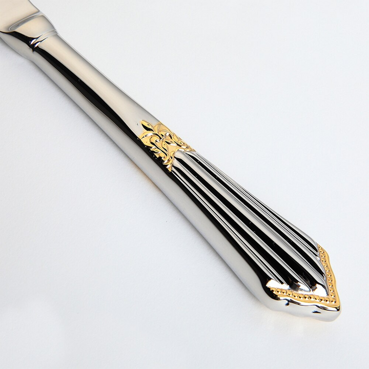 Élégante ménagère de couverts dorés en acier inoxydable au design contemporain pour votre table.