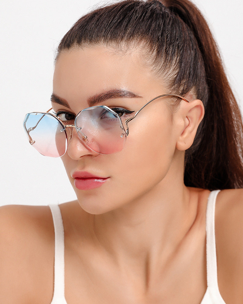 Lunettes solaires mode unisexe, verres dégradés, style luxe pour l'été, protection UV efficace.