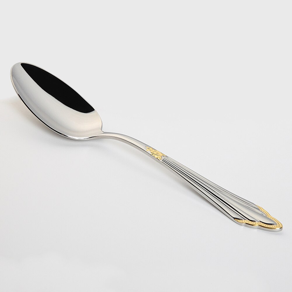 Couverts dorés en acier inoxydable, vaisselle de luxe et durable pour un usage quotidien ou festif.