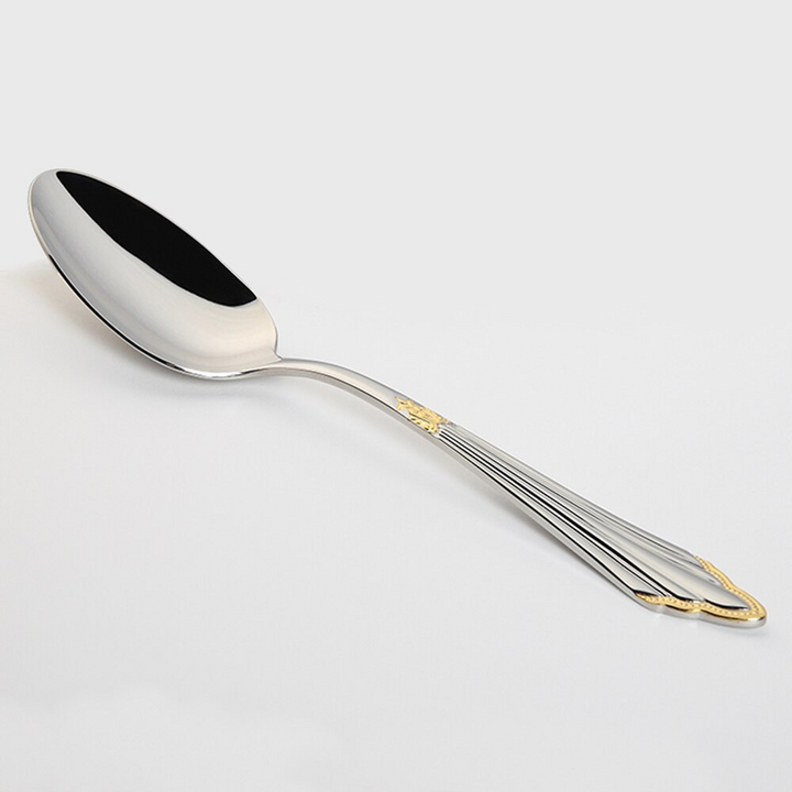 Couverts dorés en acier inoxydable, vaisselle de luxe et durable pour un usage quotidien ou festif.