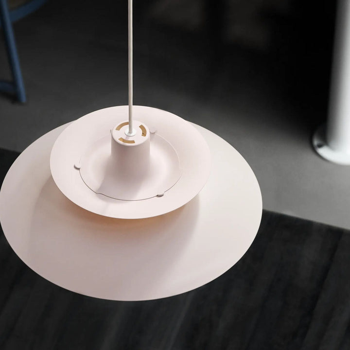 Éclairage LED de luxe, ce plafonnier design moderne rehausse l'élégance de votre espace de vie.