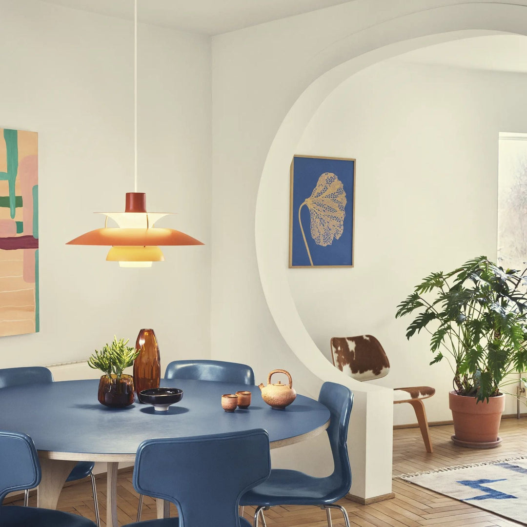 Plafonnier LED design de luxe pour salon moderne, créant une ambiance élégante et lumineuse.
