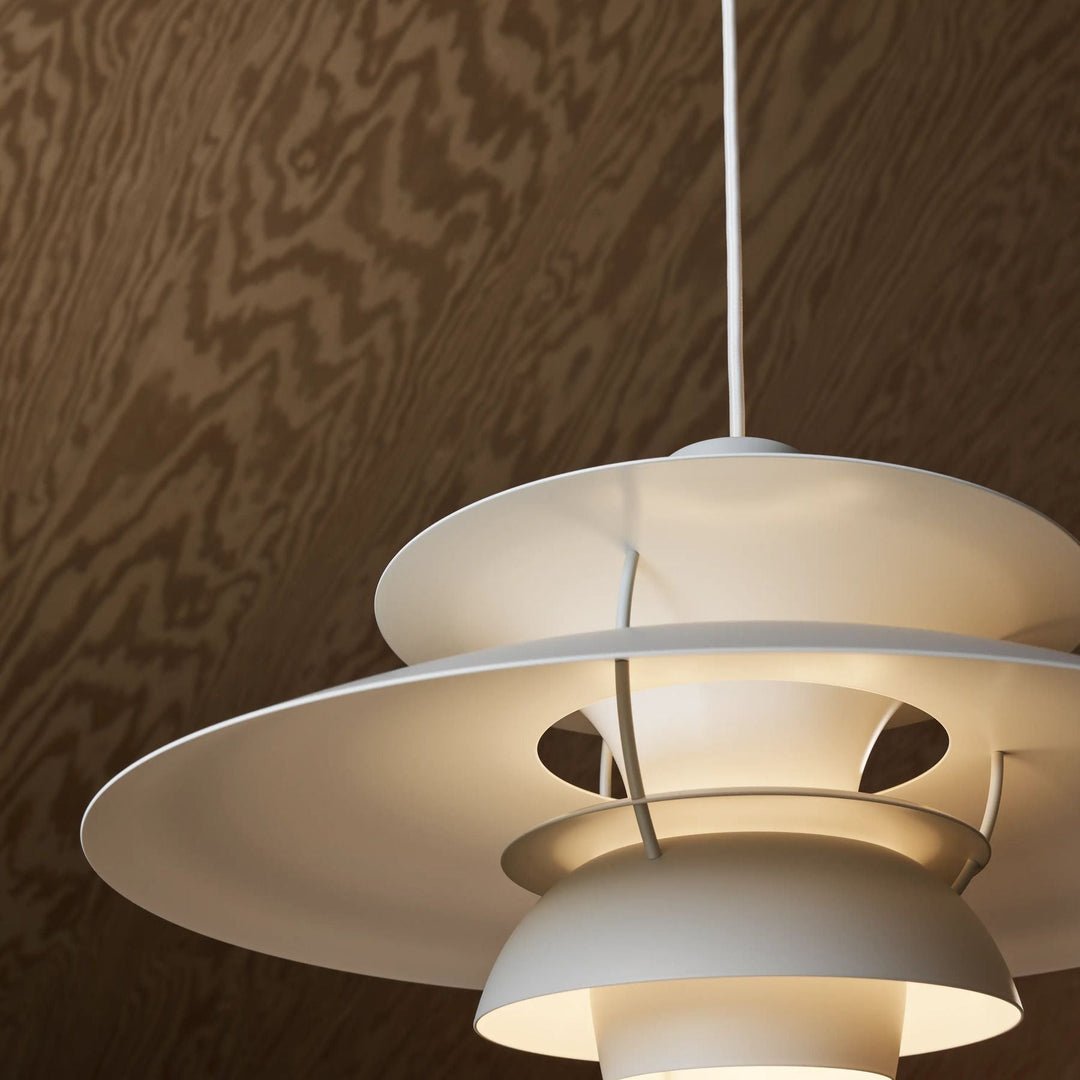 Lustre LED décoratif pour chambre, éclairage doux et design moderne pour une ambiance raffinée.