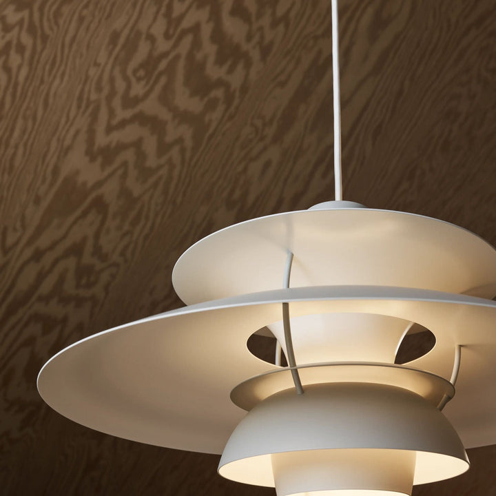 Lustre LED décoratif pour chambre, éclairage doux et design moderne pour une ambiance raffinée.