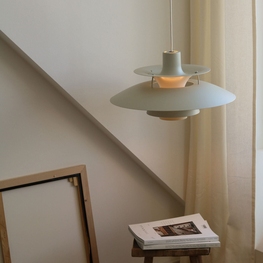 Plafonnier design LED pour salle à manger, éclairage d'ambiance luxe et moderne, parfait pour dîners.