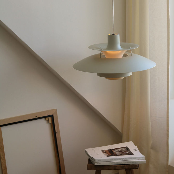 Plafonnier design LED pour salle à manger, éclairage d'ambiance luxe et moderne, parfait pour dîners.