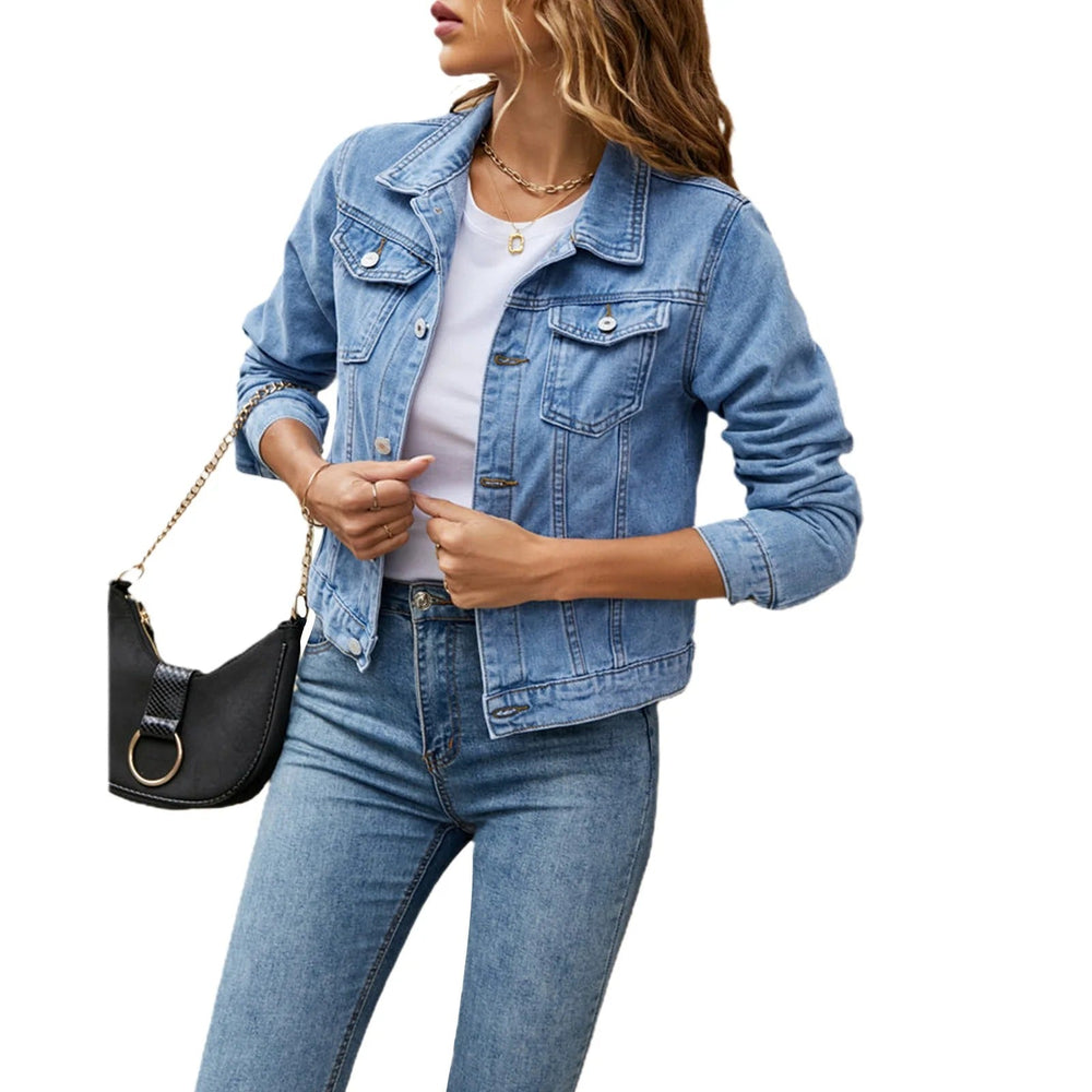 Veste en jean courte femme décontractée à boutons, parfaite pour une superposition chic.