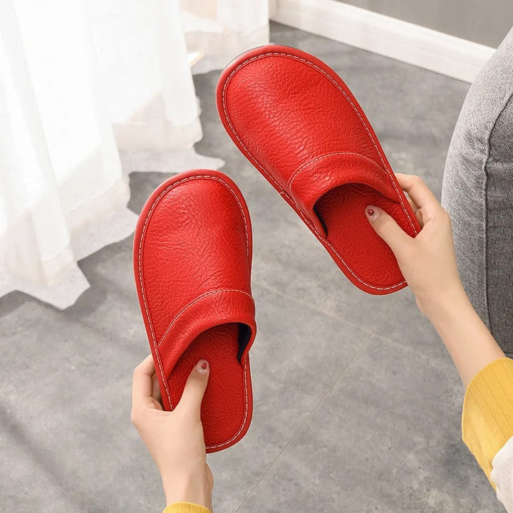 Pantoufles en cuir brun foncé, pour homme, semelle antidérapante, confortables et stylées.