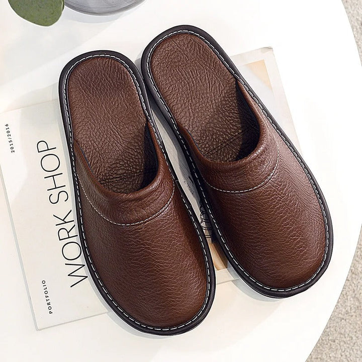 Chaussons de détente en cuir bleu pour homme, ultra doux et confortables pour la maison.