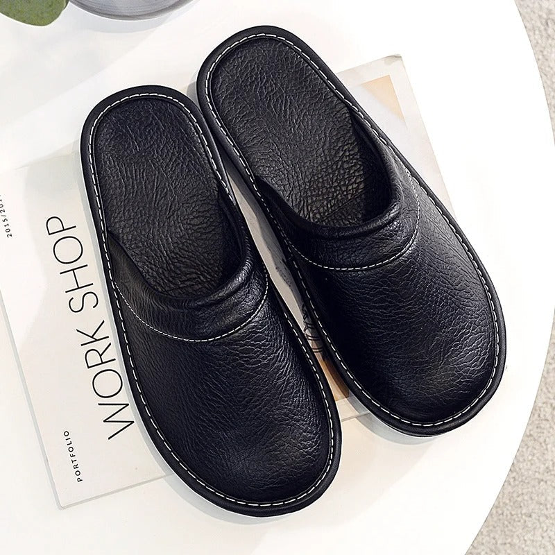 Chaussures d'intérieur en cuir noir, pour homme, confort masculin, design élégant et moderne.