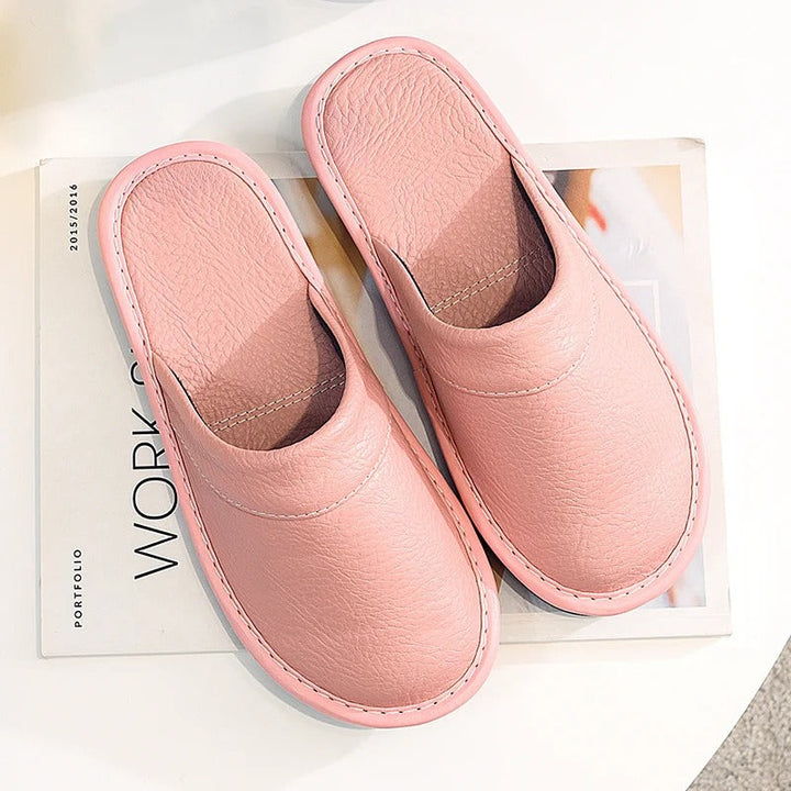 Pantoufles confortables en cuir noir pour homme, offrant chaleur et style pour l'intérieur.
