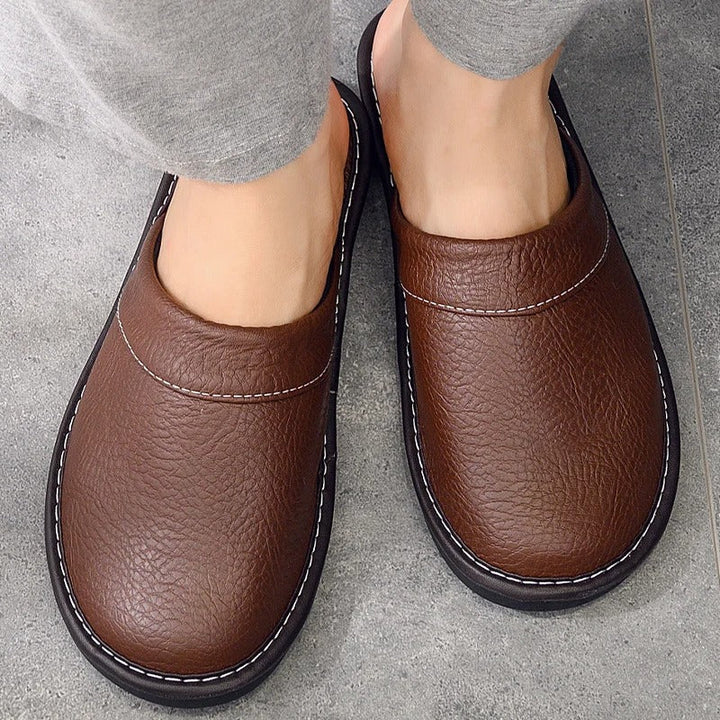Chaussons homme en cuir brun élégant, confortables et antidérapants, parfaits pour la maison.