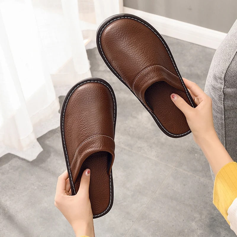 Chaussons de maison en cuir bleu pour homme, ultra confortables, idéaux pour la relaxation.