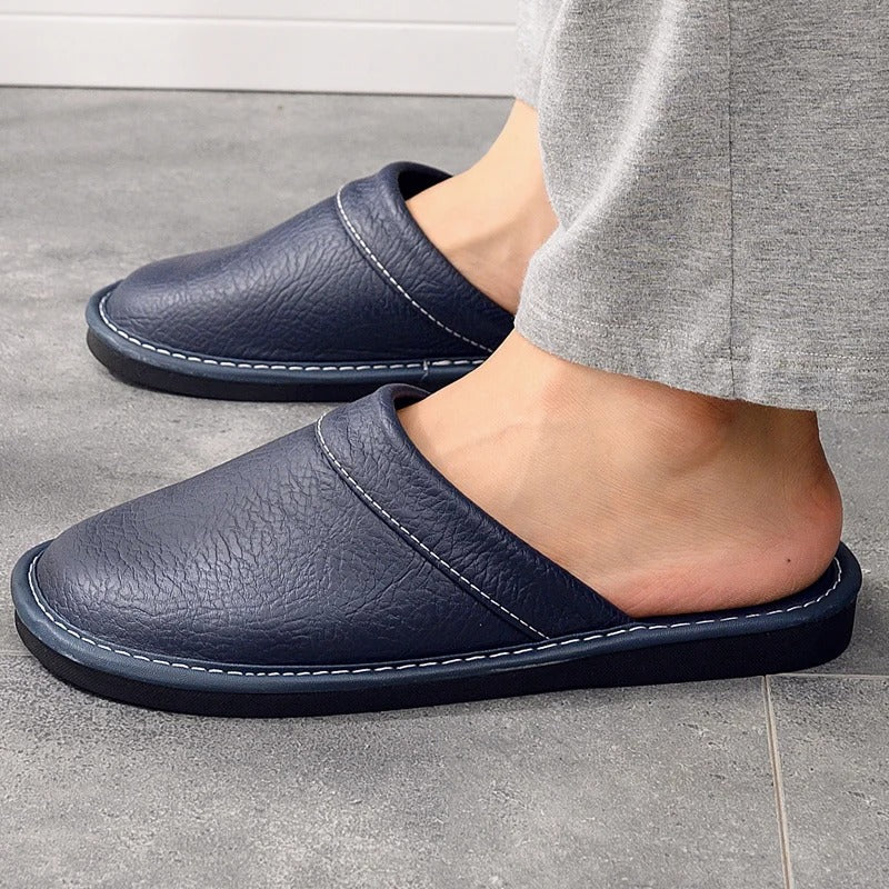 Pantoufles élégantes en cuir brun pour homme, antidérapantes, idéales pour le confort.