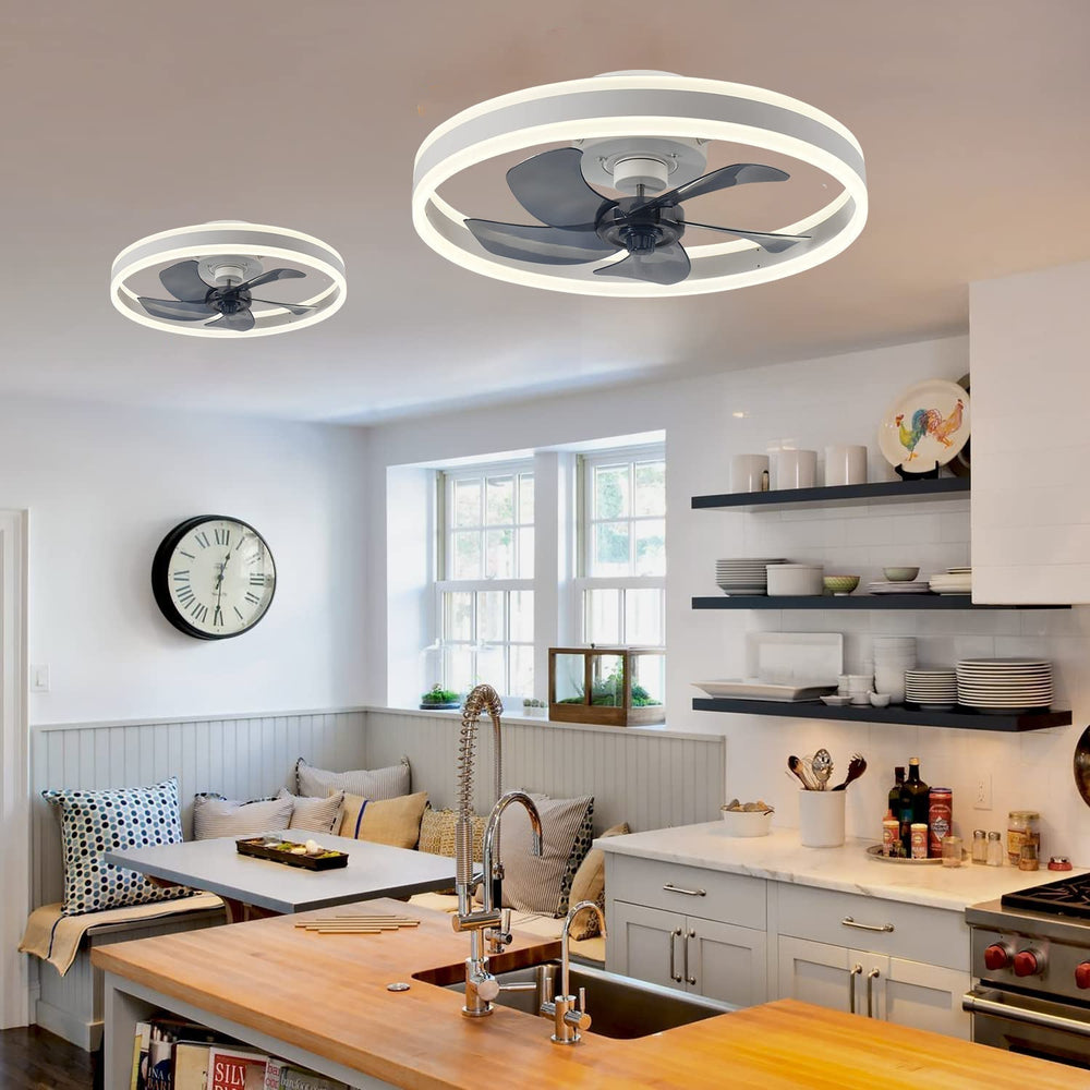 Ventilateur plafond moderne et intelligent avec éclairage LED, contrôlable par télécommande pour décoration intérieure.
