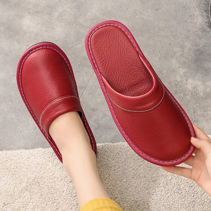 Chaussons homme en cuir marron, robustes et confortables, idéaux pour une utilisation intérieure.
