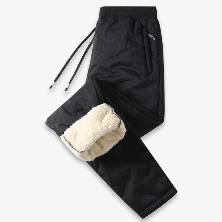 Femme portant un pantalon thermique doublé foncé, marchant à l'extérieur, alliant chaleur et allure moderne.