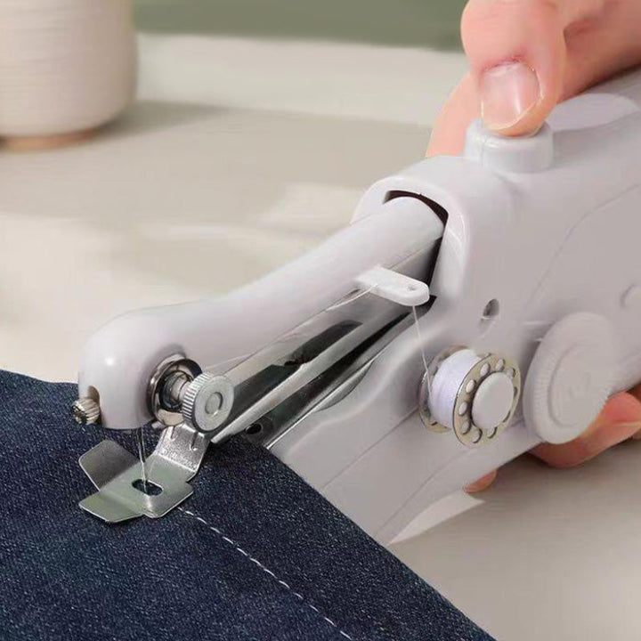 Petite machine à coudre électrique portable pour retouches rapides de vêtements. Parfaite pour la couture facile.