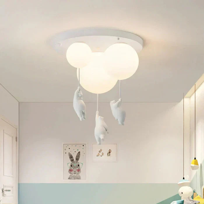 Lampe de plafond ours et ballon pour chambre d'enfant, atmosphère douce et ludique.