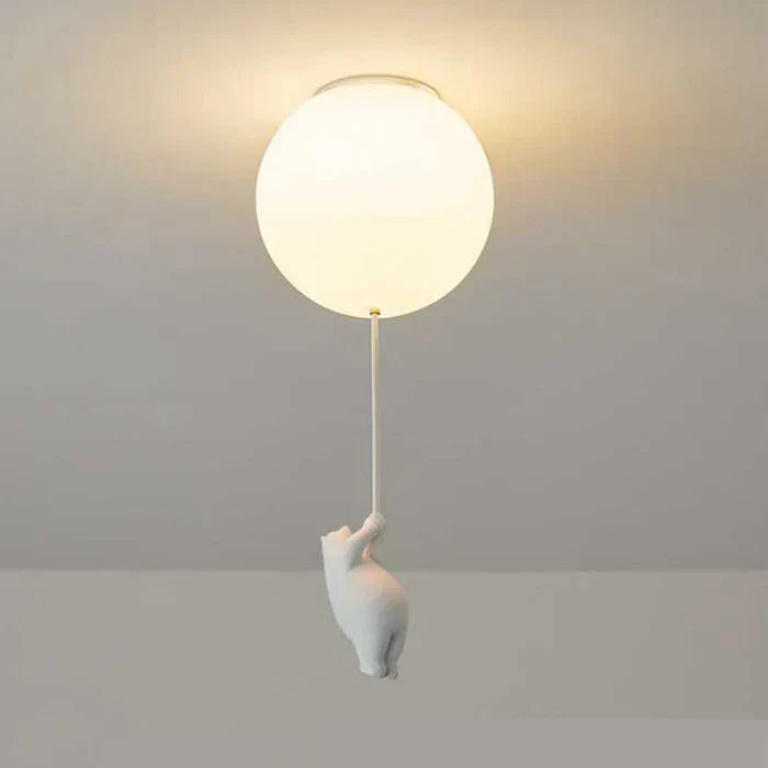 Plafonnier chambre enfant ours et ballon, design moderne et lumière douce.