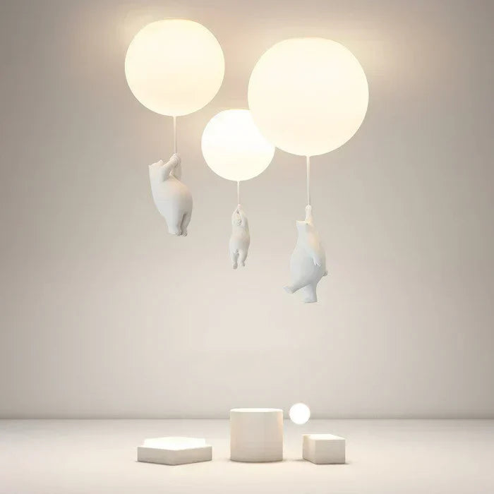 Lampe de plafond ludique ours et ballon, décoration chambre enfant ambiance douce.