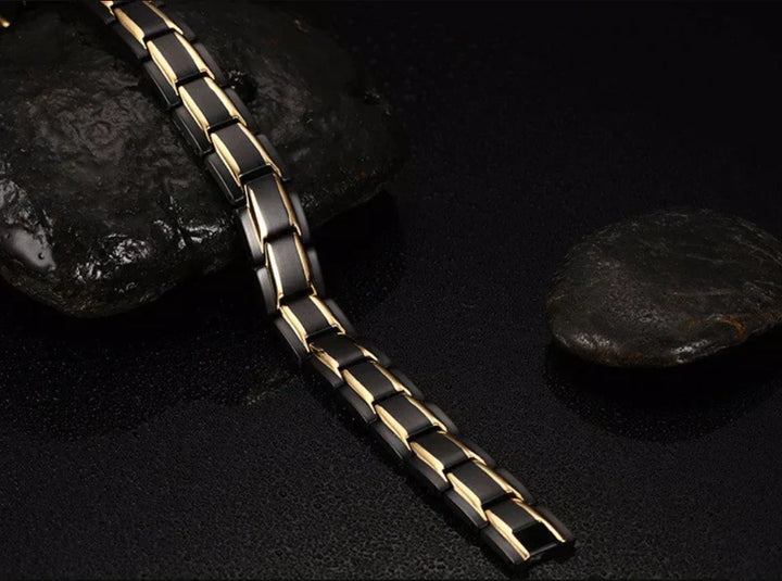 Femme portant bracelet magnétique design. Apporte bien-être, énergie et soulage les douleurs articulaires, bijou santé.