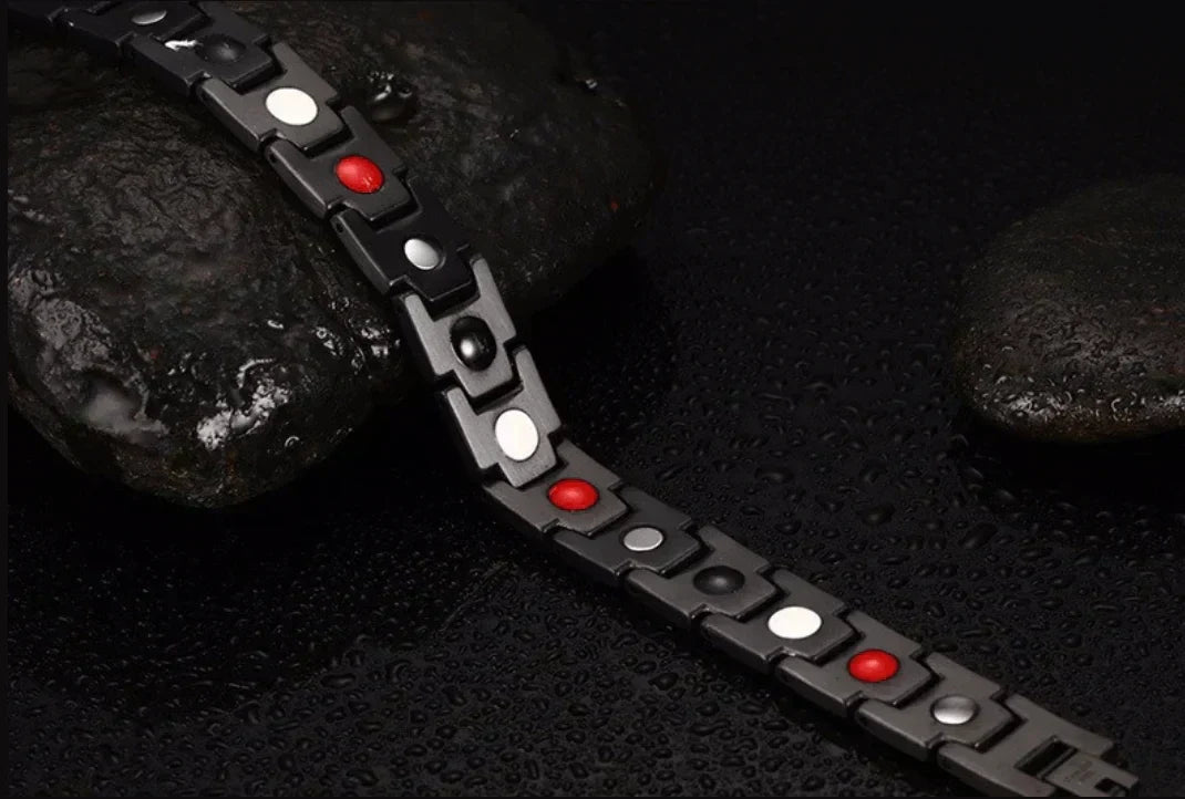 Homme portant bracelet magnétique pour bien-être. Thérapeutique, améliore circulation et réduit les douleurs efficacement.