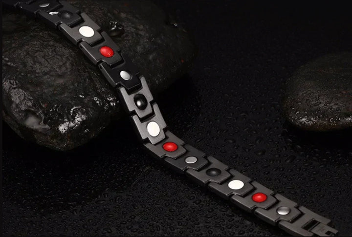 Homme portant bracelet magnétique pour bien-être. Thérapeutique, améliore circulation et réduit les douleurs efficacement.