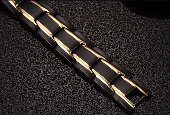 Gros plan sur bracelet magnétique, maillons polis et aimants thérapeutiques. Favorise circulation et anti-douleurs.
