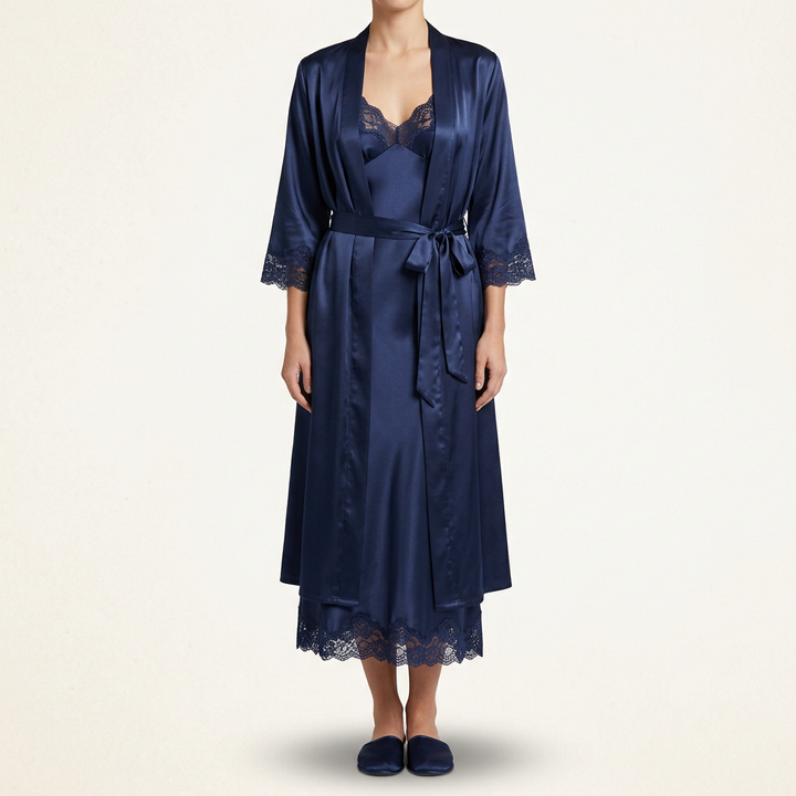 Pyjama femme en pure soie, douceur inégalée et confort luxueux. Idéal pour des moments de relaxation.