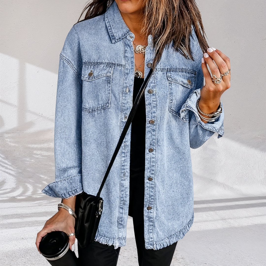 Veste femme en jean oversize, style vintage décontracté. Tendance mode pour un look casual chic.