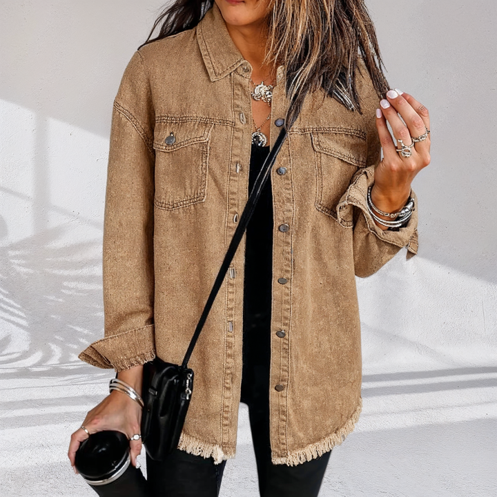 Veste jean femme bleue oversize vintage, coupe décontractée. Vêtement extérieur casual, toutes saisons.