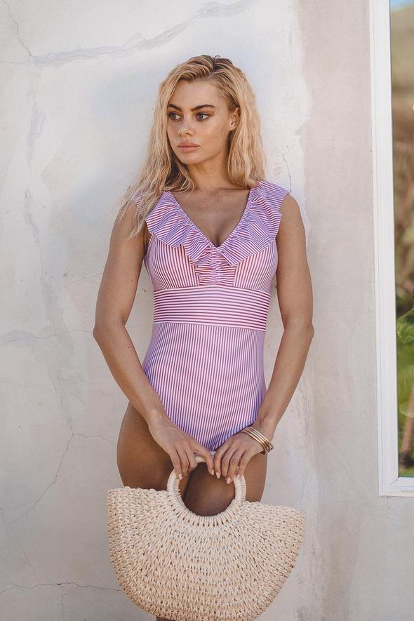 Maillot de bain femme à volants, une pièce chic et confortable, parfait pour l'été et les vacances.