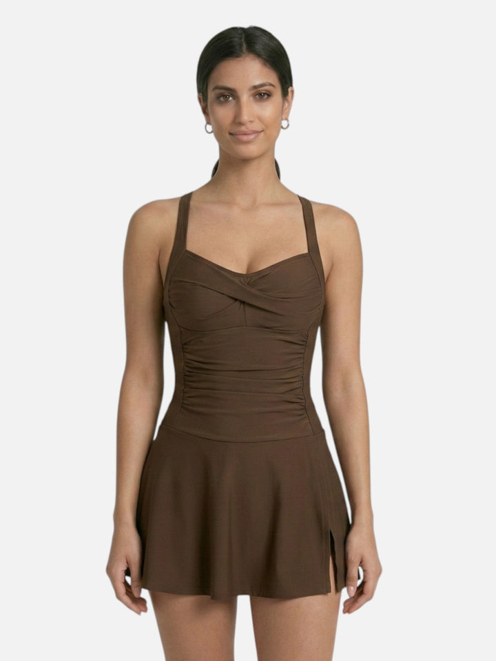 Élégant maillot de bain jupette une pièce pour femme, parfait confort pour la plage, piscine ou vacances d'été.