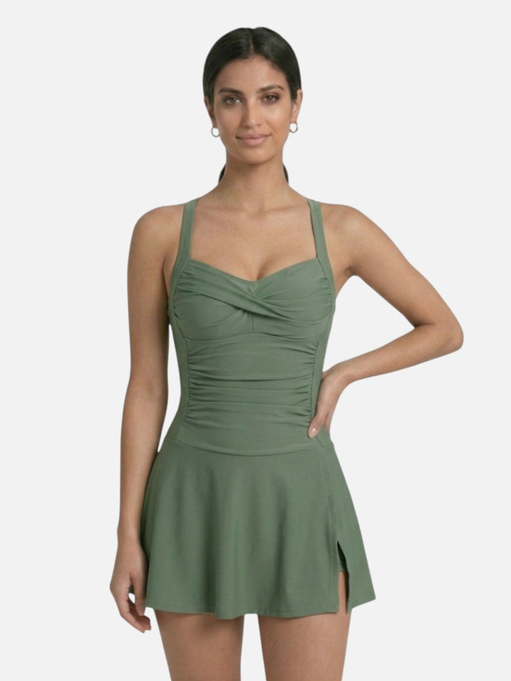 Maillot de bain jupette femme, confort et style pour se détendre à la plage ou au bord de la piscine cet été.