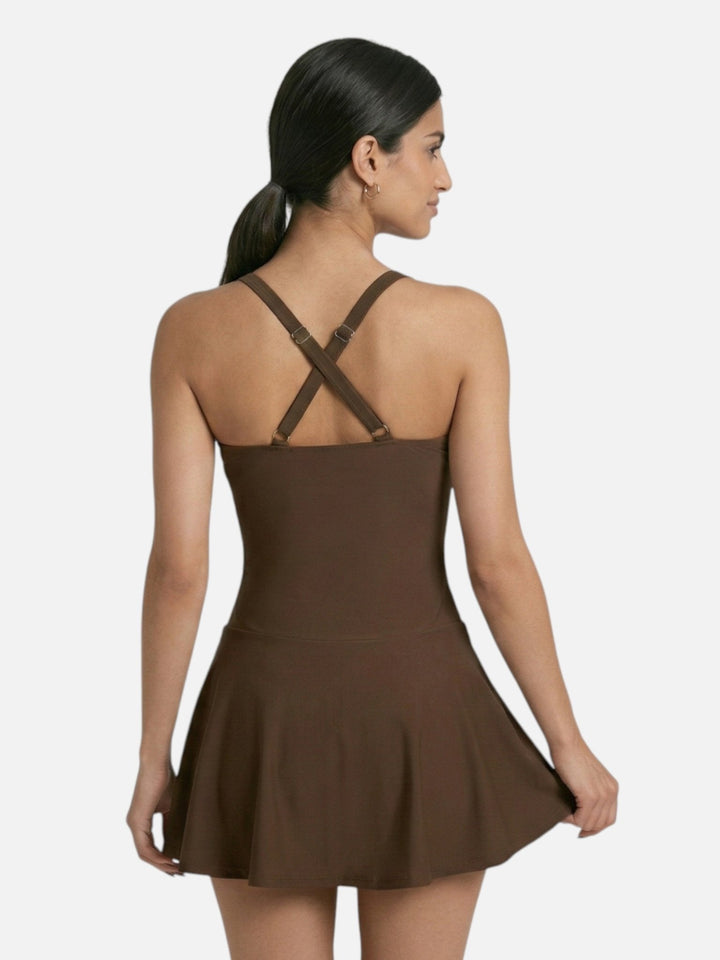 Maillot de bain jupette tendance femme, confortable et chic pour vos journées d'été à la plage ou piscine.