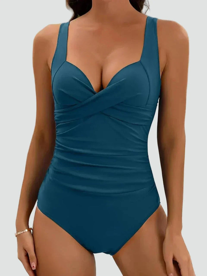 Maillot de bain femme élégant, une pièce sculptant à fronces, conçu pour le confort en plage cet été.
