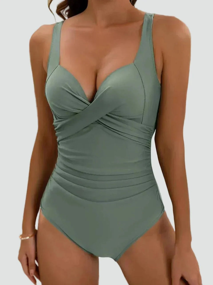 Détail du maillot de bain une pièce sculptant femme avec fronces, pour un look élégant et estival.