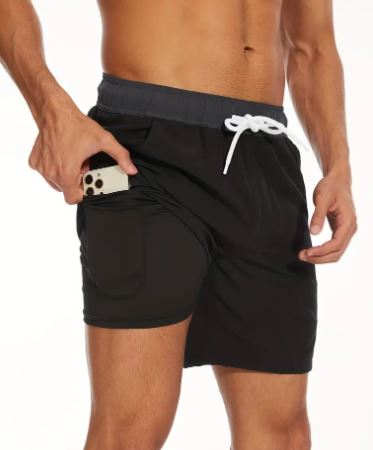 Maillot de bain homme extensible pour sports nautiques, séchage rapide, avec poche téléphone discrète.