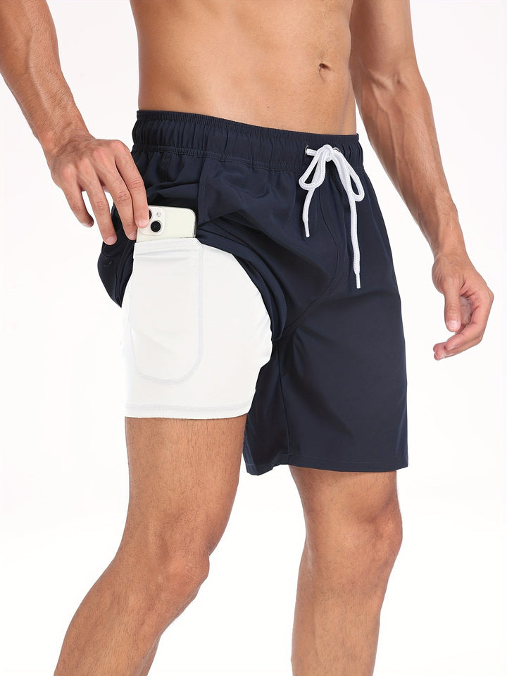 Profitez de l'été avec ce short de bain homme séchage rapide, extensible et sa poche téléphone pratique.